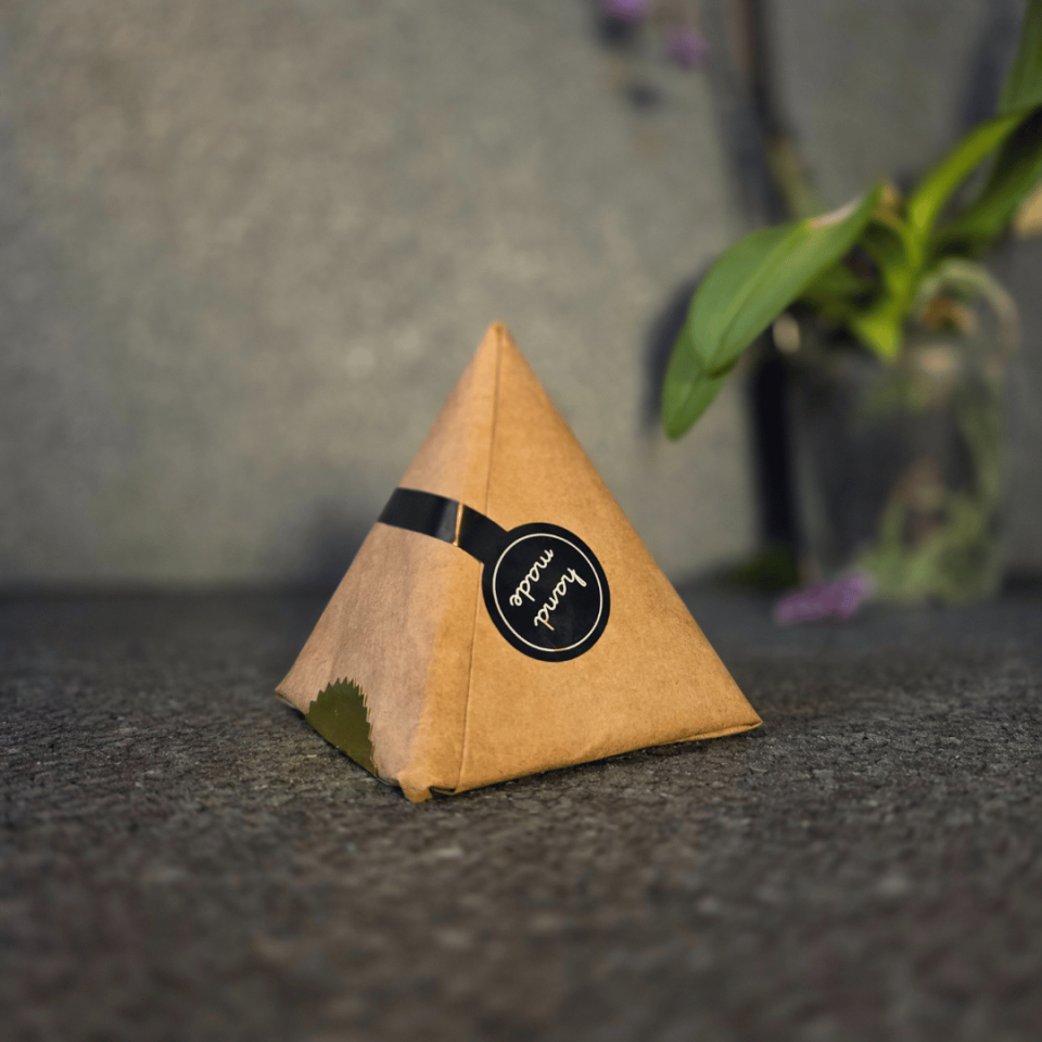 4 Yönü Farklı Piramit Balmumu Mum